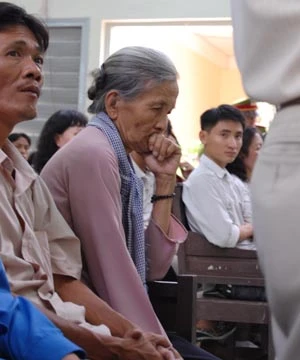 Trực tiếp phiên xử vụ án nhà báo Hoàng Hùng- phần 1: Bà Liễu bị chồng đánh trước khi đốt chồng? ảnh 13