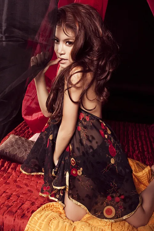 Hoàng Thùy Linh mỏng manh và sexy ảnh 5 Hoàng Thùy Linh mỏng manh và sexy ảnh 5