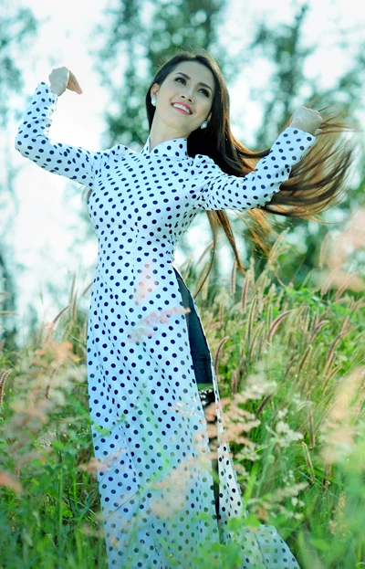 Phan Thị Mơ áo dài tung bay trên đồng cỏ ảnh 2