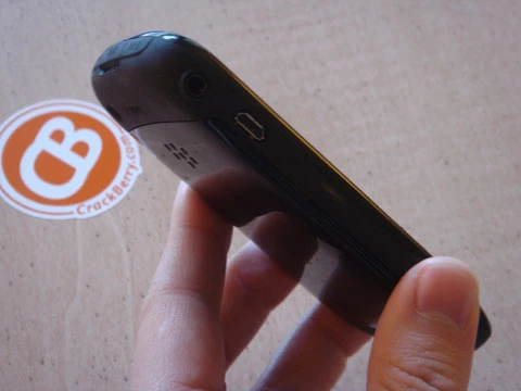 Cổng kết nối USB nằm bên cạnh trái.