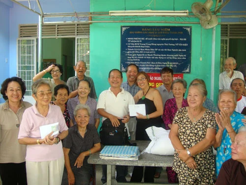 Nghệ sĩ Hà Mỹ Xuân về nước làm từ thiện ảnh 2