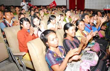 Thiếu nữ S’tiêng cổ động cho đội xã Tân Quan. Ảnh: HTD