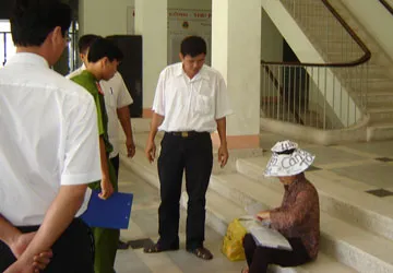 Quậy tòa để đòi gặp chánh án ảnh 1 Quậy tòa để đòi gặp chánh án ảnh 1