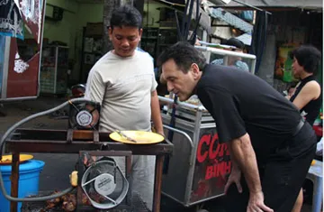 Tỉ phú Mỹ lang thang chợ Sài Gòn ảnh 3