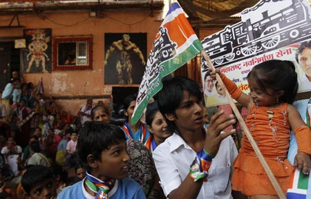 Người phụ nữ nhỏ nhất thế giới tham gia vận động tranh cử ảnh 4