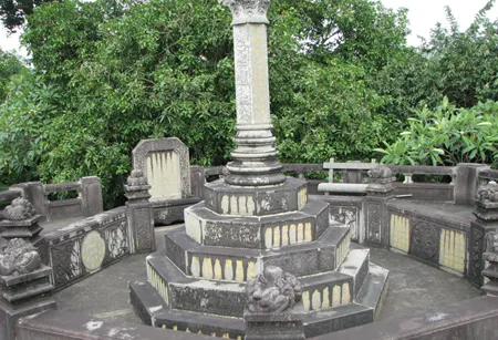 Chuyện về một ngôi mộ cổ ảnh 1