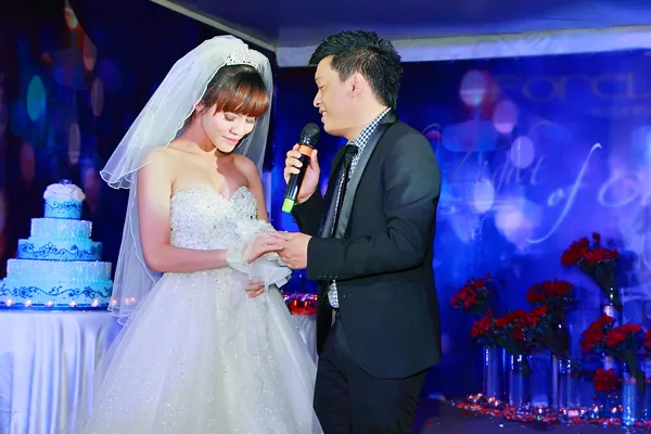 Lam Trường rạng rỡ bên "cô dâu" mới ảnh 4 Lam Trường rạng rỡ bên "cô dâu" mới ảnh 4