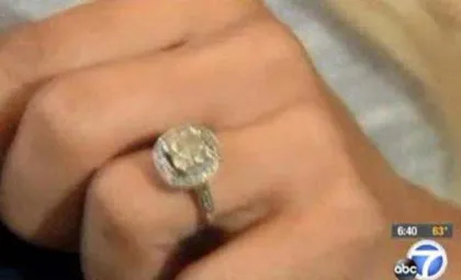 Tá hỏa nhẫn kim cương nửa tỷ đồng bị bán đồng nát ảnh 1 Tá hỏa nhẫn kim cương nửa tỷ đồng bị bán đồng nát ảnh 1