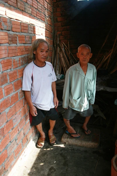 Bốn đời mang phận tí hon ảnh 4