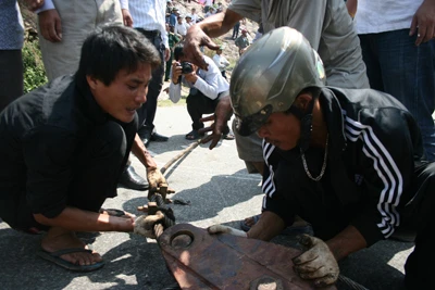 Tường thuật trực tiếp: Trục vớt chiếc xe khách bị lũ cuốn trôi - Phần 2 ảnh 33 Tường thuật trực tiếp: Trục vớt chiếc xe khách bị lũ cuốn trôi - Phần 2 ảnh 33