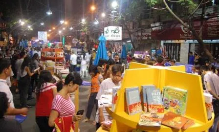 Đường hoa Nguyễn Huệ chật cứng người trong thời khắc giao thừa ảnh 12 Đường hoa Nguyễn Huệ chật cứng người trong thời khắc giao thừa ảnh 12