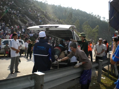 Tường thuật trực tiếp: Trục vớt chiếc xe khách bị lũ cuốn trôi - Phần 2 ảnh 18 Tường thuật trực tiếp: Trục vớt chiếc xe khách bị lũ cuốn trôi - Phần 2 ảnh 18