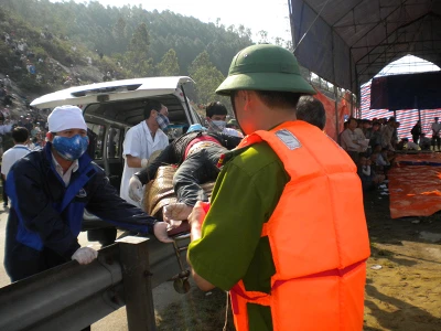 Tường thuật trực tiếp: Trục vớt chiếc xe khách bị lũ cuốn trôi - Phần 2 ảnh 19 Tường thuật trực tiếp: Trục vớt chiếc xe khách bị lũ cuốn trôi - Phần 2 ảnh 19