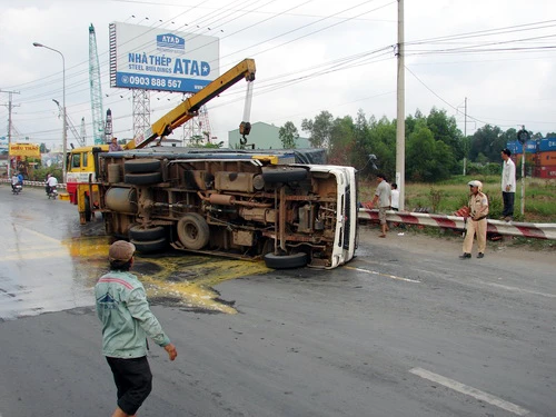 Quốc lộ 1A kẹt cứng vì xe tải lật ngang đường ảnh 2