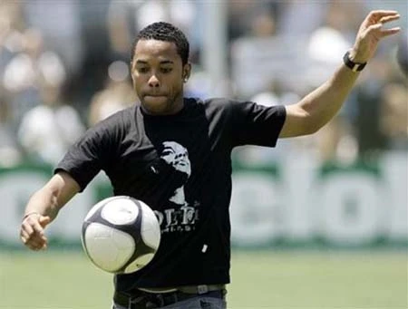 Robinho được chào đón tưng bừng ở Santos ảnh 4