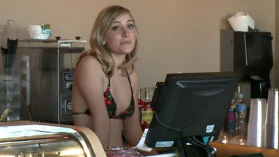 Quán cà phê toàn nữ nhân viên mặc bikini ảnh 8