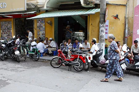 “Cà phê các cụ” trên hè phố cổ ảnh 13