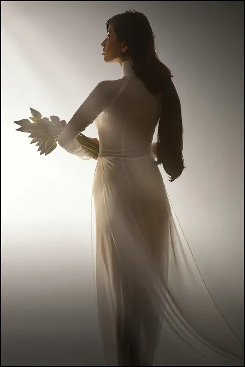 Áo dài khoe nét xuân thì - ai hơn Mai Phương Thúy? ảnh 3 Áo dài khoe nét xuân thì - ai hơn Mai Phương Thúy? ảnh 3