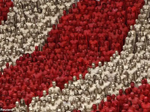 Hàng ngàn người khỏa thân vì nghệ thuật ảnh 1