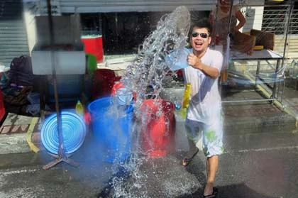 Tưng bừng Tết té nước ở Thái Lan ảnh 16