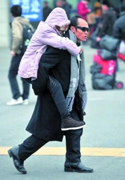 Cõng mẹ 700 km đến thăm em gái ảnh 1