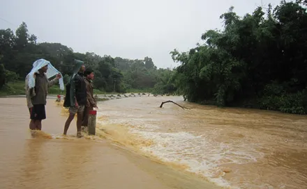 Bốn thanh niên xả thân cứu người trong lũ dữ ảnh 1