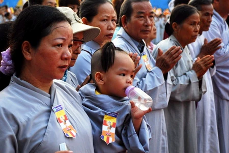 Phật tử nhí dự Đại lễ Phật Đản - Ảnh: Hoàng Thạch Vân