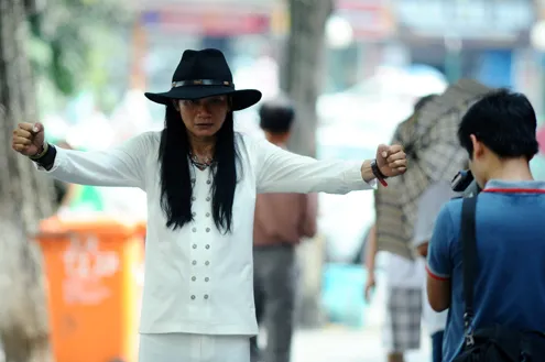 Đào Anh Khánh nhích từng cm quanh hồ Gươm ảnh 1 Đào Anh Khánh nhích từng cm quanh hồ Gươm ảnh 1