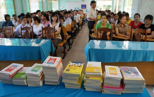 Nguyễn Nhật Ánh tặng hơn 500 cuốn sách cho học sinh ảnh 1