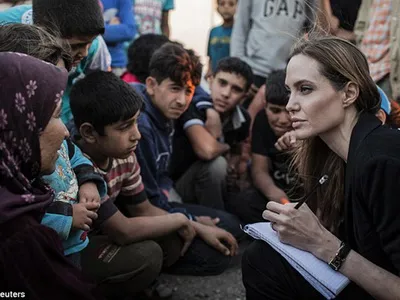 Angelina Jolie kêu gọi chống nạn hiếp dâm vùng chiến ảnh 2 Angelina Jolie kêu gọi chống nạn hiếp dâm vùng chiến ảnh 2