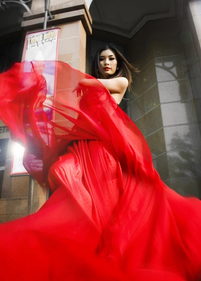 Ngắm siêu mẫu Lan Hương rực đỏ trên phố ảnh 7