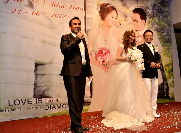 Hoài Linh mặc áo dài dự đám cưới Hồng Tơ ảnh 8 Hoài Linh mặc áo dài dự đám cưới Hồng Tơ ảnh 8