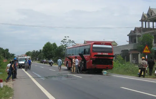 Xe khách bốc cháy, hàng chục học sinh thoát nạn ảnh 2