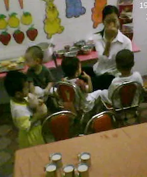 Cô bảo mẫu này mới 21 tuổi, chưa có gia đình nhưng đã phải chăm sóc gần 20 bé mỗi ngày - Ảnh: Lưu Trang