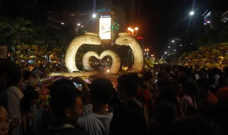 Đường hoa Nguyễn Huệ chật cứng người trong thời khắc giao thừa ảnh 3 Đường hoa Nguyễn Huệ chật cứng người trong thời khắc giao thừa ảnh 3