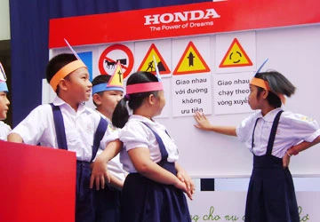 Các trường phối hợp bố trí lệch giờ chống ùn tắc giao thông ảnh 1