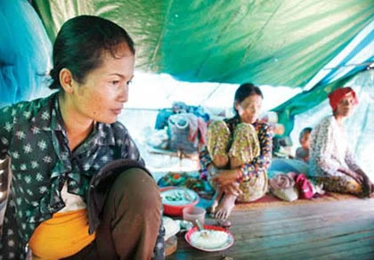 Quá đòi nghèo, phụ nữ phải bán tóc đổi cơm ảnh 1