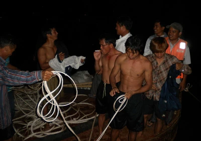 Tường thuật trực tiếp: Trục vớt chiếc xe khách bị lũ cuốn trôi - Phần 1 ảnh 4