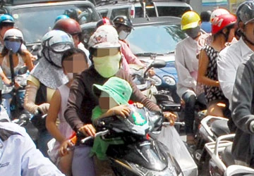 Sẽ phạt nghiêm học sinh không đội mũ bảo hiểm ảnh 1