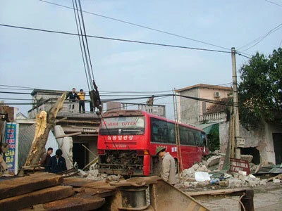 Lái xe ngủ gật, xe lao vào nhà dân khiến 6 người nhập viện ảnh 1