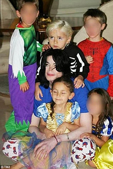 Bức ảnh được chụp khoảng 6 năm trước, Michael cùng các con tham gia bữa tiệc với các bạn. Trông anh không khác những ông bố nhiệt tình và thân thiện.