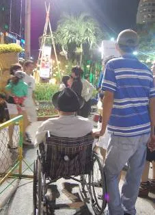 Đường hoa Nguyễn Huệ chật cứng người trong thời khắc giao thừa ảnh 9 Đường hoa Nguyễn Huệ chật cứng người trong thời khắc giao thừa ảnh 9