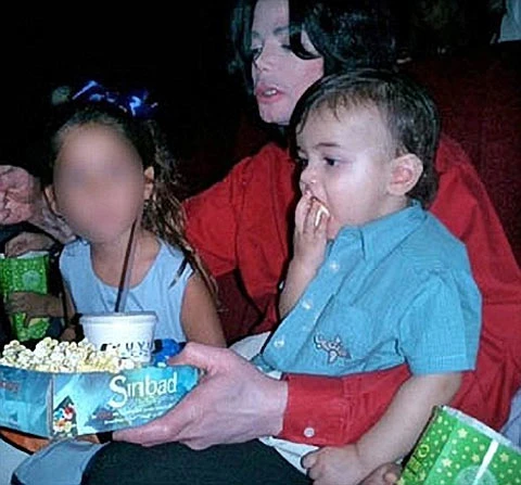 Michael bế Prince trên tay, cùng con tham gia bữa tiệc với các em nhỏ.