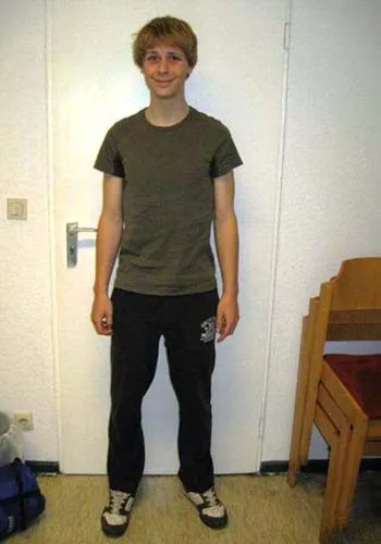 Cậu bé 'người rừng' khuấy động cả thế giới ảnh 2