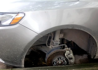 Hai ôtô bị trộm bánh xe trong đêm ảnh 2