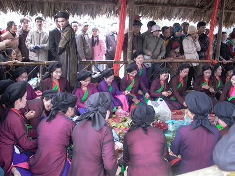 Các liền chị không chỉ hát hay mà còn têm trầu cánh phượng rất giỏi. Các liền chị không chỉ hát hay mà còn têm trầu cánh phượng rất giỏi.