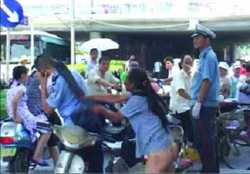 Tụt quần đánh cảnh sát giao thông ảnh 1