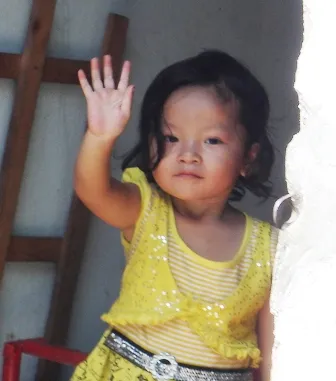 Hình ảnh mới nhất của bé gái 3 tuổi bị tắm kiểu “bạo hành” ảnh 7