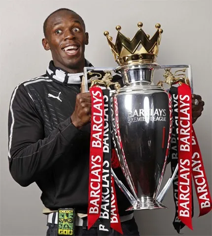 Không chỉ được gặp thần tượng Ronaldo và các siêu sao khác ở MU, Bolt còn có vinh dự chụp ảnh với chiếc Cup vô địch Premiership khi đến Manchester. Ảnh: Reuters. Không chỉ được gặp thần tượng Ronaldo và các siêu sao khác ở MU, Bolt còn có vinh dự chụp ảnh với chiếc Cup vô địch Premiership khi đến Manchester. Ảnh: Reuters.