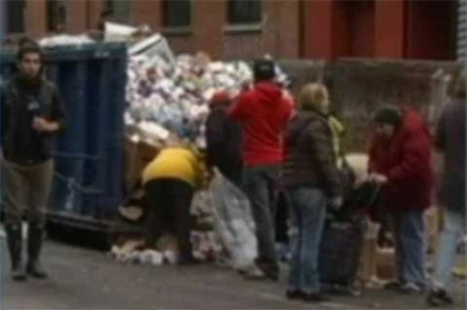 Ảnh sốc dân New York lục thùng rác tìm đồ ăn ảnh 3